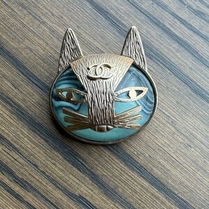 Chic Cat Brooch with Bronze and Teal Design